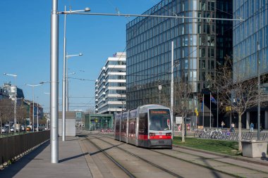 Vienna, AUSTRIA - 14 Nisan 2022. Siemens Tramvayı ULF-A # 30 Viyana sokaklarında yolcularla yolculuk ediyor..