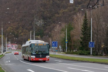 BANSKA BYSTRICA, SLOVAKIA - Nisan 09, 2022. Trolleybus Skoda 30TR # 3008 Banska Bystrica sokaklarında yolcularla birlikte.
