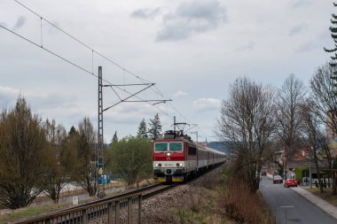 BANSKA BYSTRICA, SLOVAKIA - Nisan 09, 2022. Lokomotif Skoda 69Er # 362 019-2 Banska Bystrica sokaklarında yolcularla birlikte.