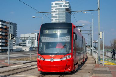 BRATISLAVA, SLOVAKIA 19 Mart 2022. Tramvay Skoda 30T2 # 7530 Bratislava sokaklarında yolcularla birlikte.