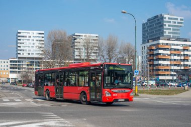 BRATISLAVA, SLOVAKIA 19 Mart 2022. Iveco Urbanway 12M # 4045 numaralı otobüs Bratislava sokaklarında yolcularla yolculuk ediyor..