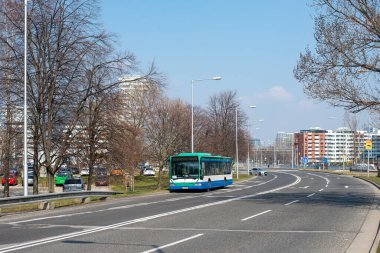 BRATISLAVA, SLOVAKIA 19 Mart 2022. Otobüs Mercedes-Benz O530 Bratislava sokaklarında yolcularla yolculuk ediyor..