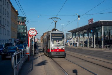 Vienna, AUSTRIA - 14 Nisan 2022. Siemens Tramvayı ULF-A1 # 103 Viyana sokaklarında yolcularla yolculuk ediyor..