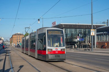 Vienna, AUSTRIA - 14 Nisan 2022. Siemens Tramvayı ULF-A1 # 111 Viyana sokaklarında yolcularla yolculuk ediyor..