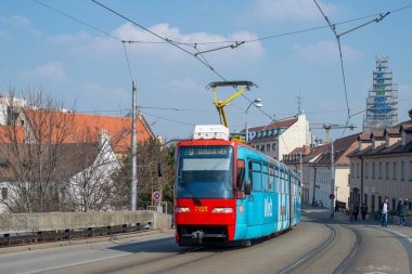 BRATISLAVA, SLOVAKIA 19 Mart 2022. Tramvay Tatra K2S # 7125 Bratislava sokaklarında yolcularla yolculuk ediyor..