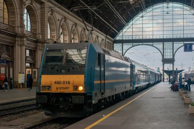BUDAPEST, HUNGARY - 26 Nisan 2022. Lokomotif Bombacısı Traxx P160 # 480 018 Budapeşte sokaklarında yolcularla birlikte.