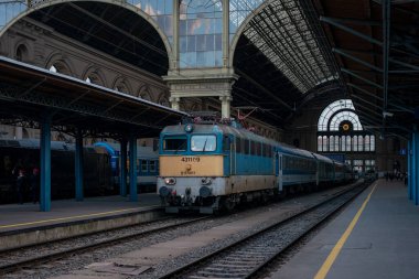BUDAPEST, HUNGARY - 26 Nisan 2022. Lokomotif V43 # 431 109 Budapeşte sokaklarında ilerliyor.