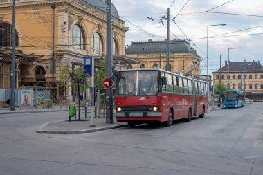 BUDAPEST, AÇIK - 26 Nisan 2022. Trolleybus Ikarus 280T # 263 ve Volvo 7700A otobüsü Budapeşte sokaklarında yolcularla yolculuk ediyor..
