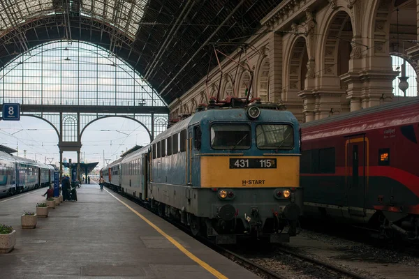 BUDAPEST, HUNGARY - 26 Nisan 2022. Lokomotif V43 # 431 115 Budapeşte sokaklarında ilerliyor.