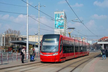 BRATISLAVA, SLOVAKIA - 19 Mart 2022. Tramvay Skoda 29T1 # 7414 Bratislava sokaklarında yolcularla birlikte.