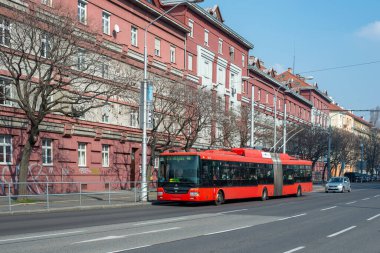 BRATISLAVA, SLOVAKIA 19 Mart 2022. Trolleybus Skoda 31TR SOR # 6870 Bratislava sokaklarında yolcularla birlikte.