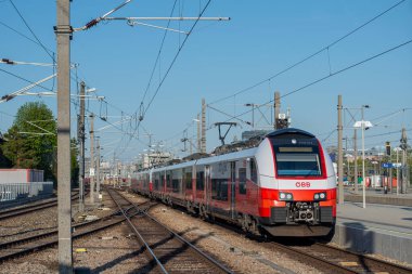 Vienna, AUSTRIA - 14 Nisan 2022. Siemens Desiro treni # 4746 079 Viyana sokaklarında yolcularla yolculuk ediyor..