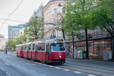 Vienna, AUSTRIA - 14 Nisan 2022. Tramvay SGP Tipi E2 # 4097 ve Bombardier Tipi c5 # 1497 Viyana sokaklarında yolcularla birlikte seyahat ediyorlar..
