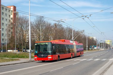 BRATISLAVA, SLOVAKIA 20 Mart 2022. Trolleybus Skoda 31TR SOR # 6852 Bratislava sokaklarında yolcularla birlikte.