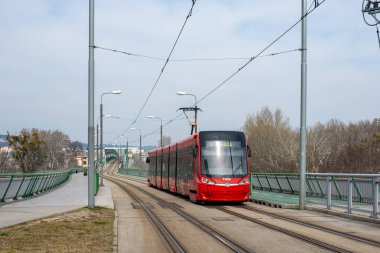 BRATISLAVA, SLOVAKIA 20 Mart 2022. Tramvay Skoda 30T1 # 7505 Bratislava sokaklarında yolcularla birlikte.