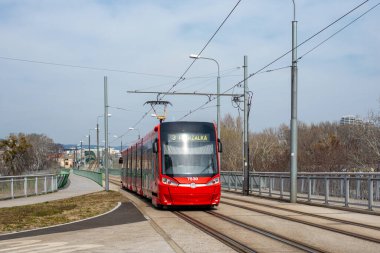 BRATISLAVA, SLOVAKIA 20 Mart 2022. Tramvay Skoda 30T2 # 7530 Bratislava sokaklarında yolcularla birlikte.