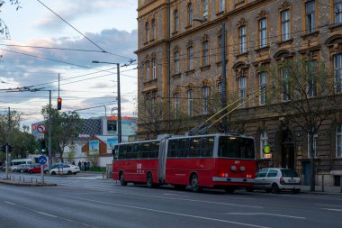 BUDAPEST, AÇIK - 26 Nisan 2022. Trolleybus Ikarus 280T # 207 Budapeşte sokaklarında yolcularla birlikte..