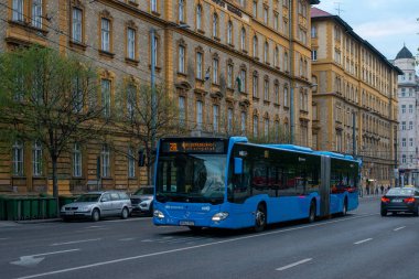 BUDAPEST, AÇIK - 26 Nisan 2022. Otobüs Mercedes-Benz O530 Citaro Budapeşte sokaklarında yolcularla yolculuk ediyor..