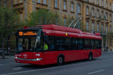 BUDAPEST, AÇIK - 26 Nisan 2022. Trolleybus Solaris Trollino 12 Skoda # 8012 Budapeşte sokaklarında yolcularla birlikte.