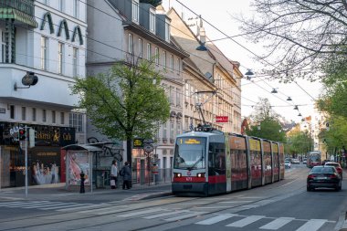 Vienna, AUSTRIA - 14 Nisan 2022. Siemens Tramvayı ULF-B # 684 Viyana sokaklarında yolcularla yolculuk ediyor..