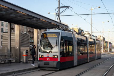 Vienna, AUSTRIA - 14 Nisan 2022. Siemens Tramvayı ULF-A1 # 125 Viyana sokaklarında yolcularla yolculuk ediyor..