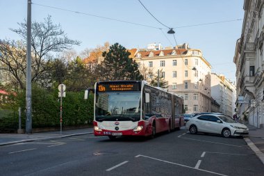 Vienna, AUSTRIA - 14 Nisan 2022. Mercedes-Benz O530 # 8778 numaralı otobüs Viyana sokaklarında yolcularla yolculuk ediyor..