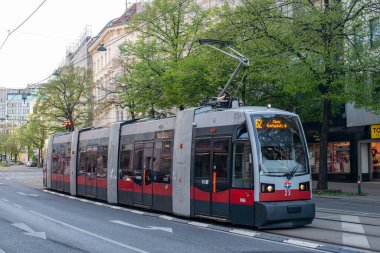 Vienna, AUSTRIA - 14 Nisan 2022. Siemens Tramvayı ULF-A # 23 Viyana sokaklarında yolcularla yolculuk ediyor..