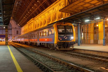 BUDAPEST, HUNGARY - 26 Nisan 2022. BDT 400 # 8005 408 treni Budapeşte sokaklarında yolcularla yolculuk ediyor..