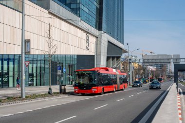 BRATISLAVA, SLOVAKIA 20 Mart 2022. Trolleybus Skoda 31TR SOR # 6803 Bratislava sokaklarında yolcularla birlikte.