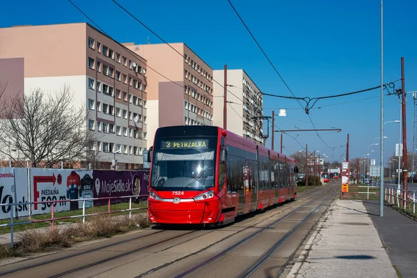 Братислава Словакия Марта 2022 Года Трамвай Skoda 30T2 7524 Пассажирами — стоковое фото