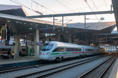 Vienna, AUSTRIA 13 Mart 2022. Viyana sokaklarında yolcu taşıyan göçmen göçmen bürosu # 411 553-1 (Almanya).