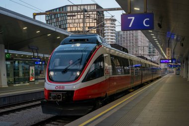 Vienna, AUSTRIA - 14 Nisan 2022. Viyana sokaklarında yolcularla birlikte seyahat eden 1116 numaralı tren bombacısı..
