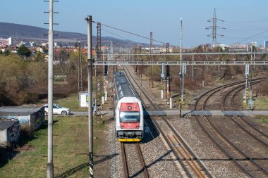 BRATISLAVA, SLOVAKIA - 21 Mart 2022. Skoda Vagonka 1ev treni # 971 002-1 Bratislava sokaklarında yolcularla birlikte..