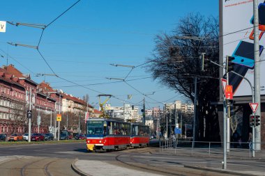 BRATISLAVA, SLOVAKIA - 21 Mart 2022. Tramvay Tatra T6A5 # 7911 ve 7912 Bratislava sokaklarında yolcularla birlikte.