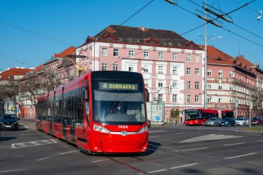BRATISLAVA, SLOVAKIA - 21 Mart 2022. Tramvay Skoda 29T1 # 7404 Bratislava sokaklarında yolcularla birlikte.