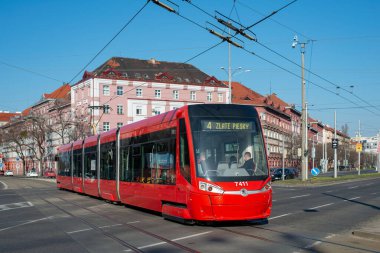 BRATISLAVA, SLOVAKIA - 21 Mart 2022. Tramvay Skoda 29T1 # 7411 Bratislava sokaklarında yolcularla birlikte.