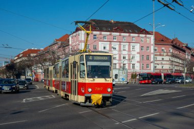 BRATISLAVA, SLOVAKIA - 21 Mart 2022. Tramvay Tatra T6A5 # 7917 ve 7918 Bratislava sokaklarında yolcularla birlikte.