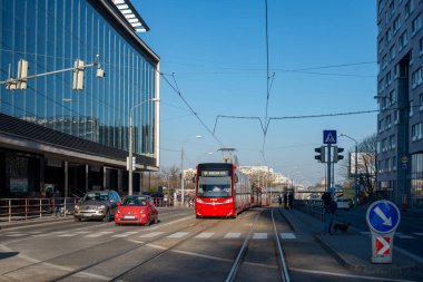 BRATISLAVA, SLOVAKIA - 23 Mart 2022. Tram Skoda 29T21 # 7424 Bratislava sokaklarında yolcularla birlikte.