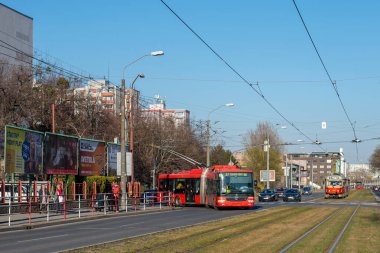 BRATISLAVA, SLOVAKIA 23 Mart 2022. Trolleybus Skoda 31TR SOR # 6866 ve Tatra T3G # 7837 ve 7837 numaralı tramvaylar Bratislava sokaklarında yolcularla birlikte seyahat ediyor..