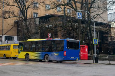 CHERNIVTSI, UKRAINE - 16 Aralık 2022. Mercedes-Benz O530 otobüsü Chernivtsi sokaklarında yolcularla yolculuk ediyor..