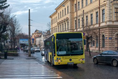 CHERNIVTSI, UKRAINE - 16 Aralık 2022. Mercedes-Benz O530 otobüsü Chernivtsi sokaklarında yolcularla yolculuk ediyor..