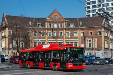 BRATISLAVA, SLOVAKIA 24 Mart 2022. Trolleybus Skoda 30TR SOR # 6006 Bratislava sokaklarında yolcularla birlikte.