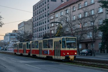 BRATISLAVA, SLOVAKIA - 25 Mart 2022. Tramvay Tatra T6A5 # 7913 ve 7913 Bratislava sokaklarında yolcularla birlikte.