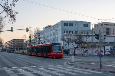 BRATISLAVA, SLOVAKIA - 25 Mart 2022. Tramvay Skoda 30T1 # 7514 Bratislava sokaklarında yolcularla birlikte.