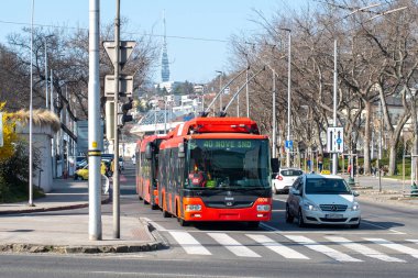 BRATISLAVA, SLOVAKIA - 25 Mart 2022. Trolleybus Skoda 30TrDG SOR # 6108 Bratislava sokaklarında yolcularla birlikte.