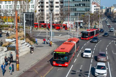 BRATISLAVA, SLOVAKIA - 25 Mart 2022. Otobüs SOR NB 18 Şehir # 4273 Bratislava sokaklarında yolcularla yolculuk ediyor..