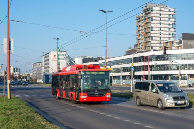 BRATISLAVA, SLOVAKIA - 26 Mart 2022. Trolleybus Skoda 30Tr # 6035 Bratislava sokaklarında yolcularla birlikte.