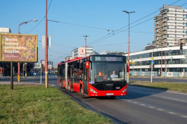 BRATISLAVA, SLOVAKIA - 26 Mart 2022. Otokar Kent C 18,75 # 3337 numaralı otobüs Bratislava sokaklarında yolcularla yolculuk ediyor..