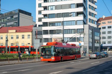 BRATISLAVA, SLOVAKIA - 26 Mart 2022. Trolleybus Skoda 30TrDG SOR # 6112 Bratislava sokaklarında yolcularla birlikte.