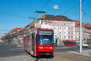BRATISLAVA, SLOVAKIA 27 Mart 2022. Tramvay Tatra K2S # 7134 Bratislava sokaklarında yolcularla birlikte.